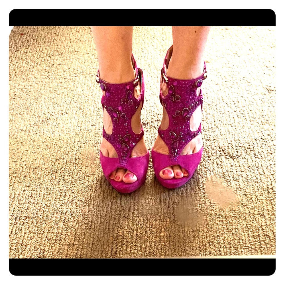 Fucsia-Vince Camuto Jeweled platform-Size 8.5